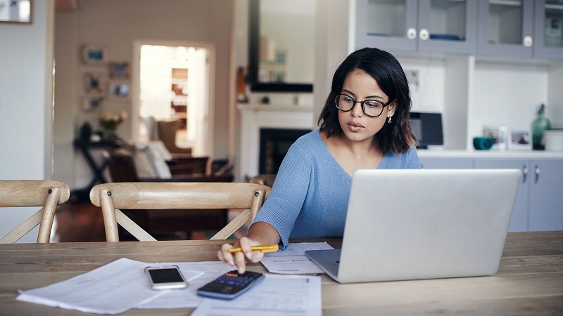 Kính mắt chống ánh sáng xanh có thực sự quả
